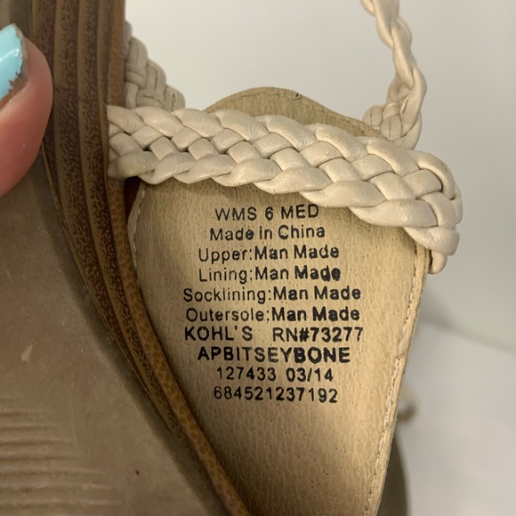 Light tan sandals. MAKE AN OFFER. - Picture 4 of 5